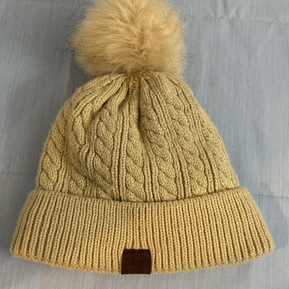 Women's Cream Cable Knit Pom-Pom Hat